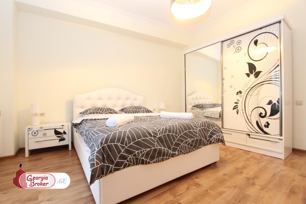 იყიდება ახალი გარემონტებული 5 ოთახიანი ბინა